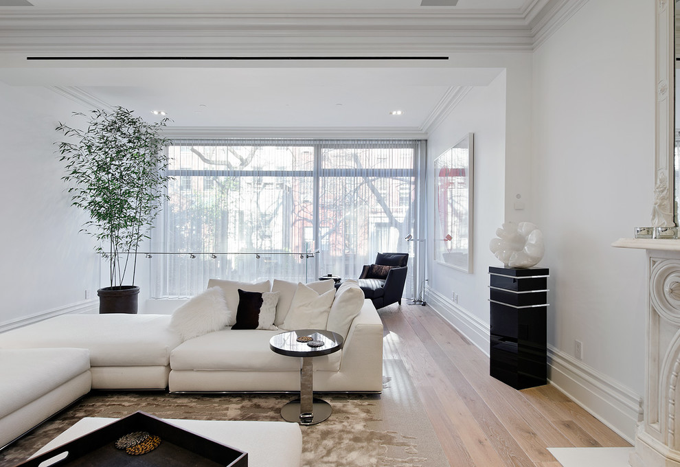 Свежая идея для дизайна: гостиная комната в стиле модернизм с светлым паркетным полом - отличное фото интерьера