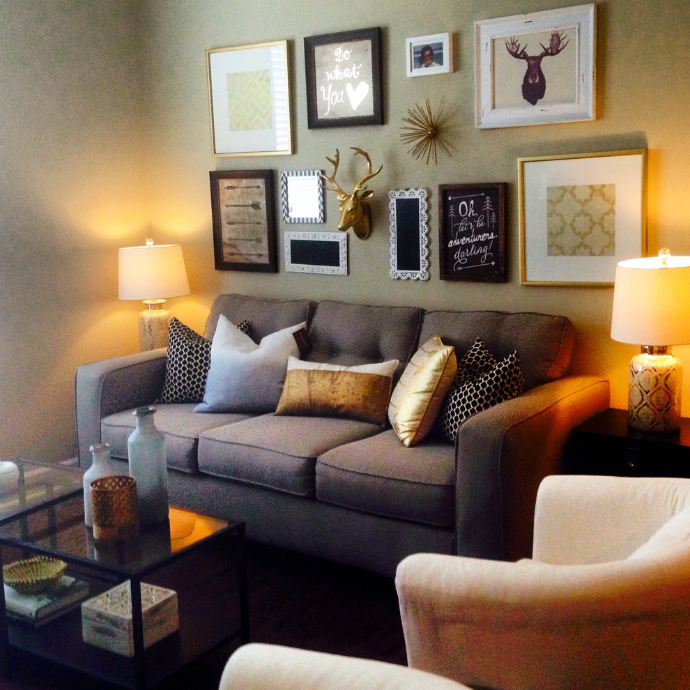 Ispirazione per un piccolo soggiorno design aperto con pareti beige, parquet scuro e TV autoportante