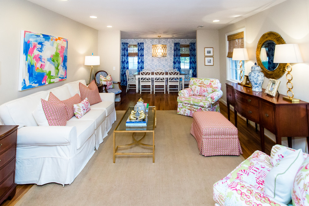 Mittelgroßes, Repräsentatives, Abgetrenntes Maritimes Wohnzimmer mit beiger Wandfarbe und braunem Holzboden in Charleston
