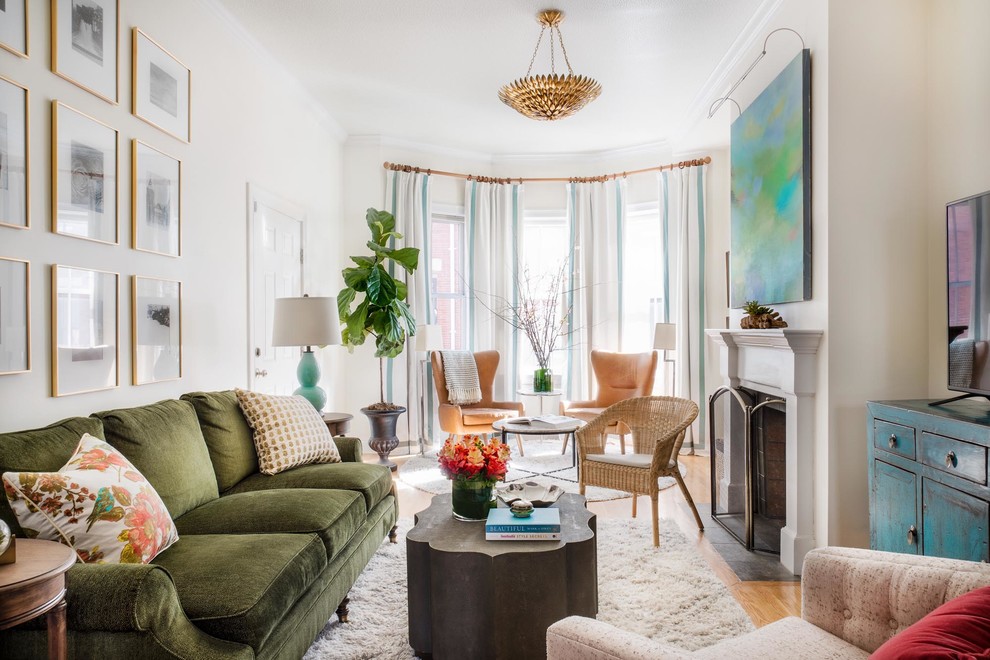 Mittelgroßes, Abgetrenntes Klassisches Wohnzimmer mit weißer Wandfarbe, braunem Holzboden, Kamin, freistehendem TV, braunem Boden und Kaminumrandung aus Beton in Boston