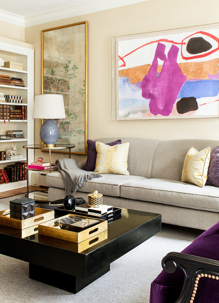 Esempio di un soggiorno classico con libreria e pareti beige