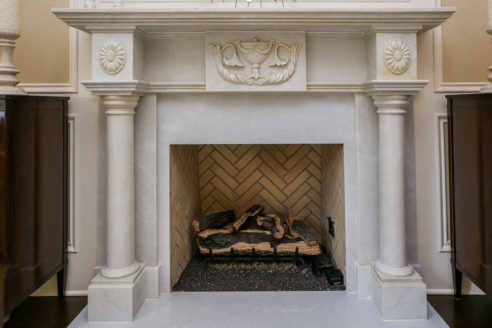 シャーロットにあるラグジュアリーな中くらいなトラディショナルスタイルのおしゃれな応接間 (ベージュの壁、濃色無垢フローリング、標準型暖炉) の写真