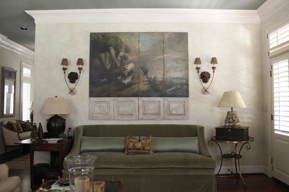 Immagine di un soggiorno boho chic chiuso con sala formale, pareti bianche, parquet scuro e nessuna TV
