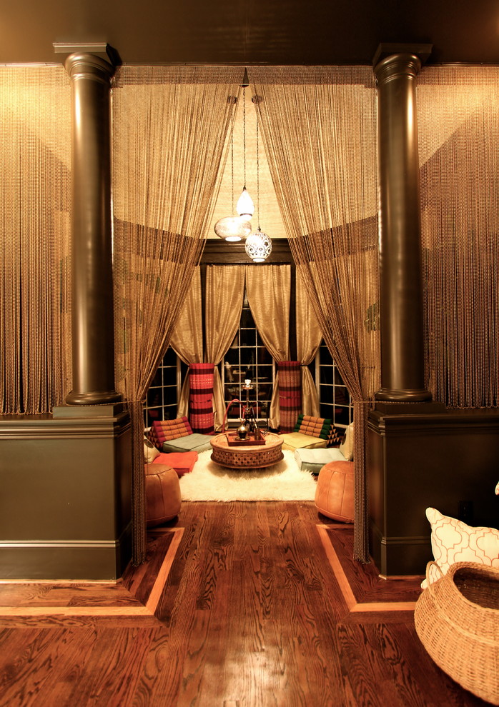 На фото: гостиная комната в классическом стиле с темным паркетным полом с