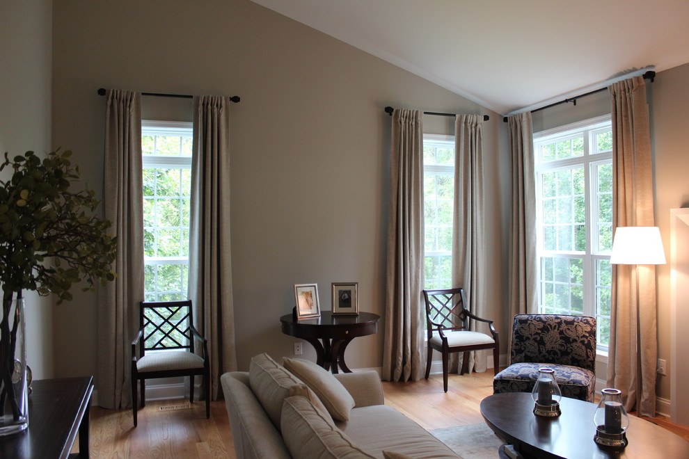 Mittelgroßes, Offenes Modernes Wohnzimmer mit grauer Wandfarbe, braunem Holzboden und Kaminumrandung aus Stein in Washington, D.C.