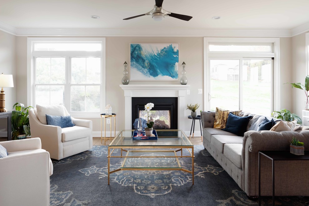 Immagine di un soggiorno chic con sala formale, pareti beige, camino bifacciale e tappeto