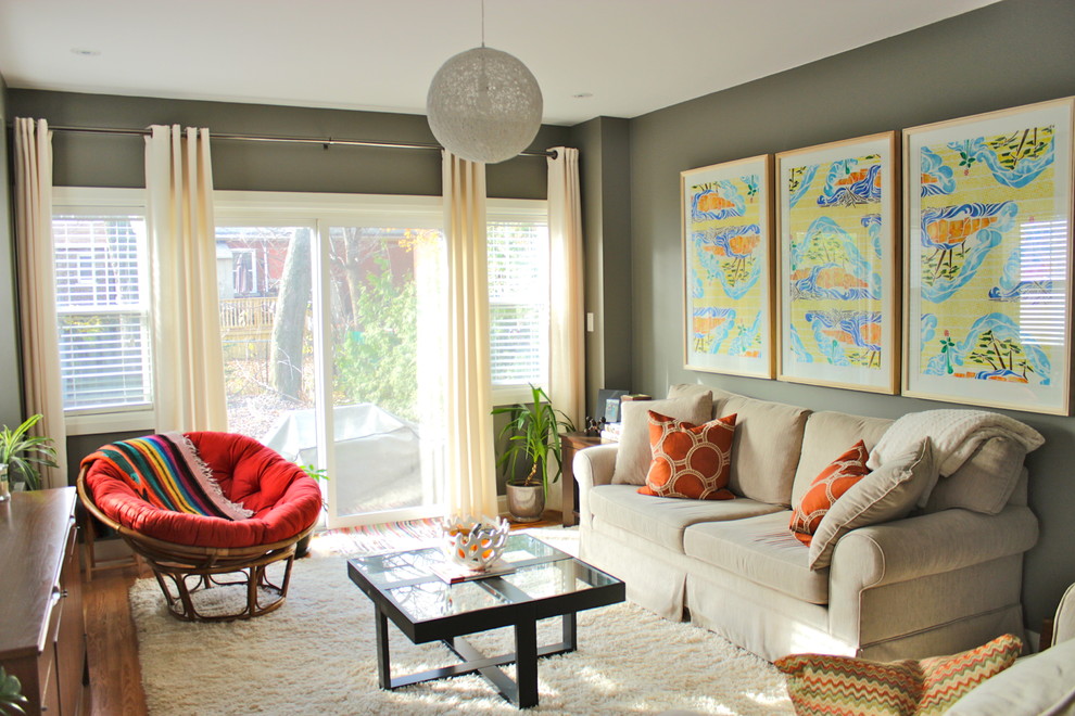 На фото: изолированная гостиная комната среднего размера в стиле фьюжн с серыми стенами, светлым паркетным полом и телевизором на стене