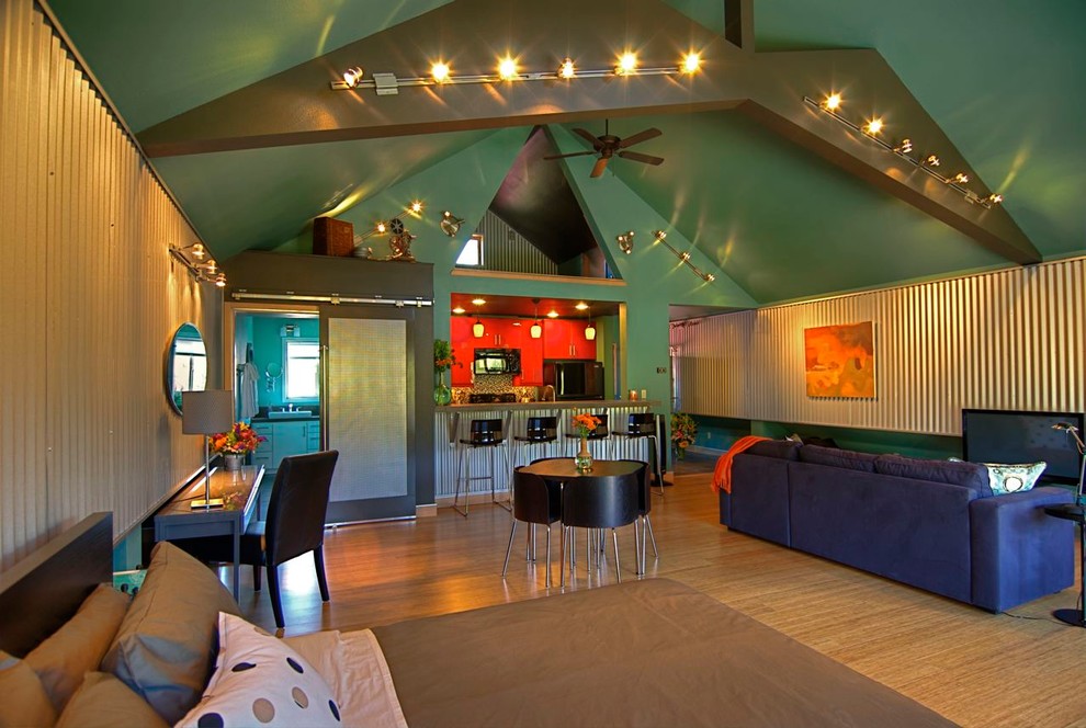 Foto de salón abierto bohemio pequeño con paredes multicolor, suelo de bambú y televisor independiente