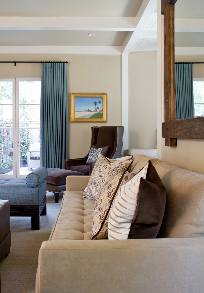 Источник вдохновения для домашнего уюта: гостиная комната в классическом стиле с бежевыми стенами и красивыми шторами