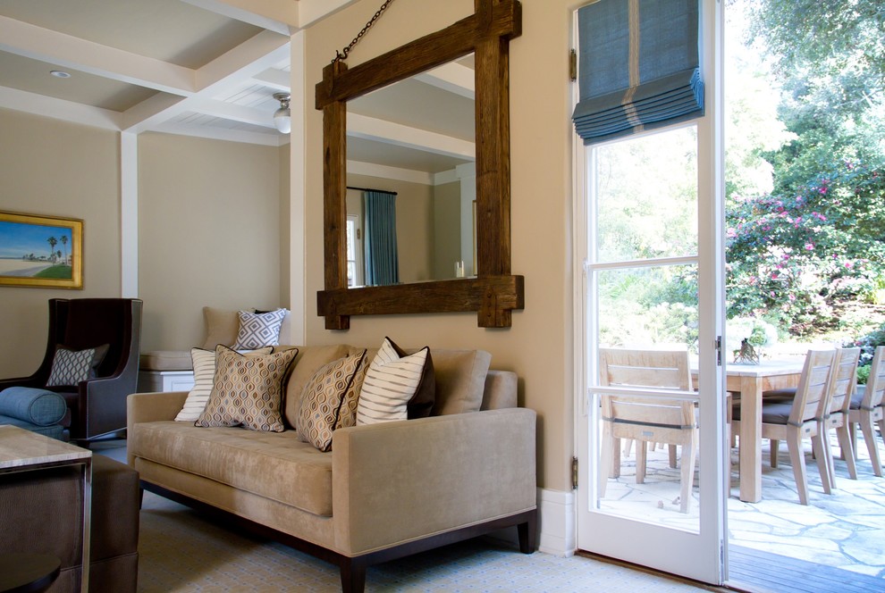 Пример оригинального дизайна: гостиная комната в классическом стиле с бежевыми стенами
