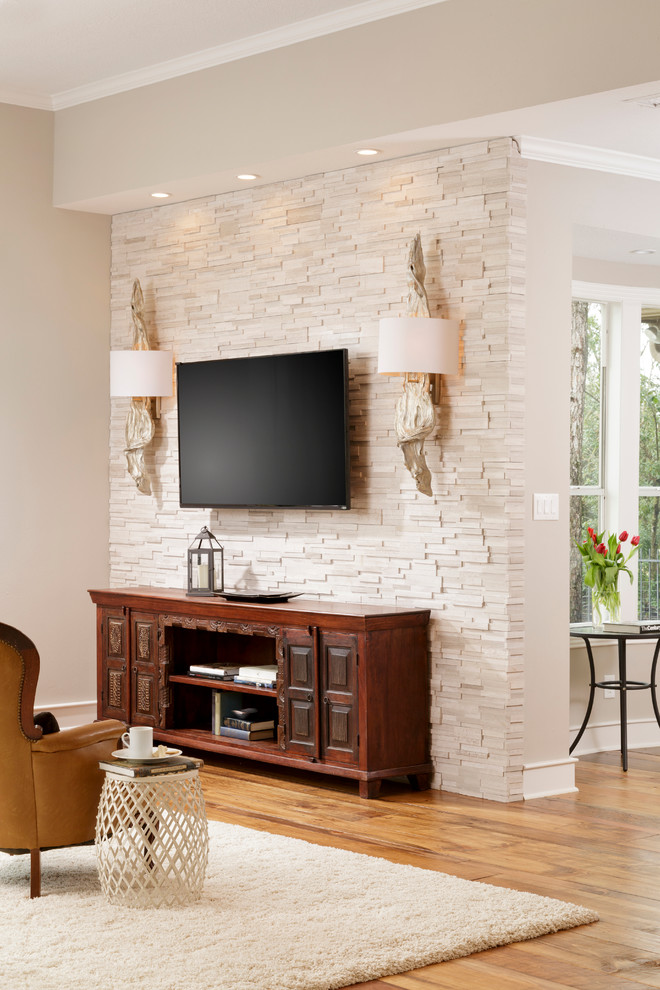 Idee per un soggiorno minimalista aperto con pareti beige, pavimento in legno massello medio, nessun camino e TV a parete
