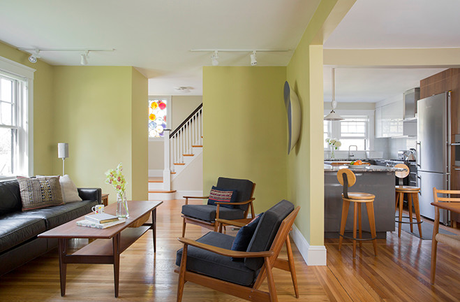 Ejemplo de salón abierto vintage pequeño con paredes verdes y suelo de madera en tonos medios