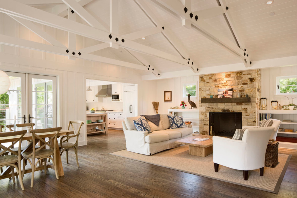 Repräsentatives, Offenes Maritimes Wohnzimmer mit weißer Wandfarbe, braunem Holzboden und Kamin in San Francisco