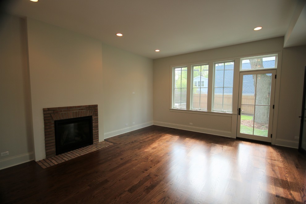 Exempel på ett mellanstort klassiskt separat vardagsrum, med ett finrum, vita väggar, mörkt trägolv, en standard öppen spis, en spiselkrans i tegelsten och rött golv
