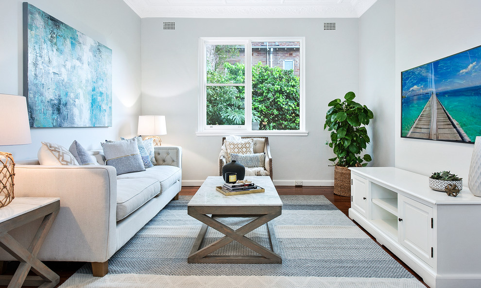 Mittelgroßes, Abgetrenntes Klassisches Wohnzimmer mit grauer Wandfarbe, braunem Holzboden, TV-Wand und braunem Boden in Sydney