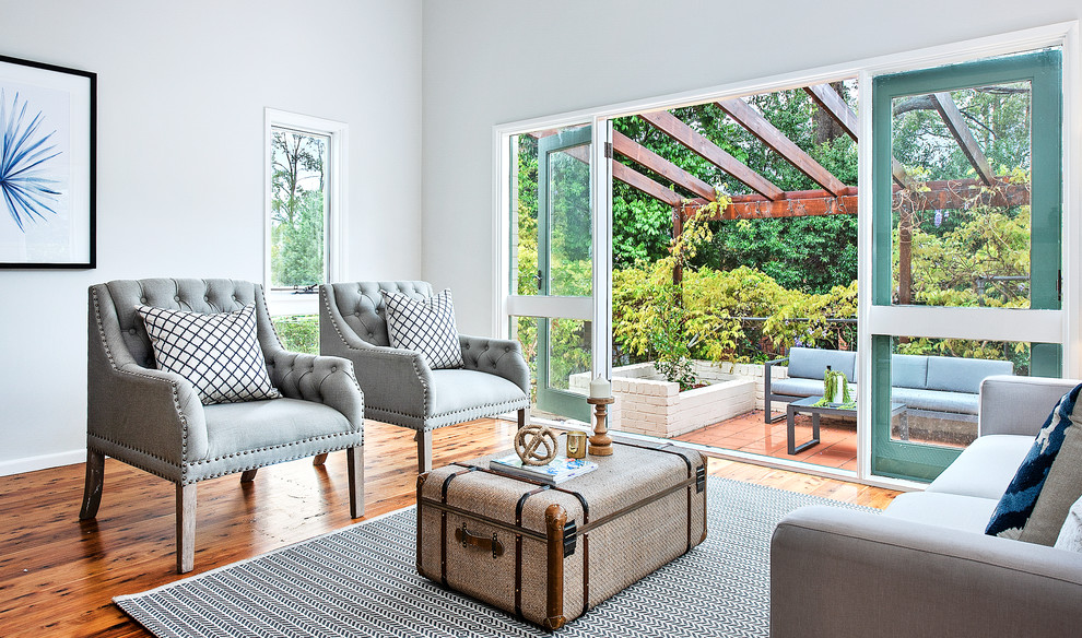 Mittelgroßes, Offenes Klassisches Wohnzimmer mit grauer Wandfarbe, braunem Holzboden und braunem Boden in Sydney