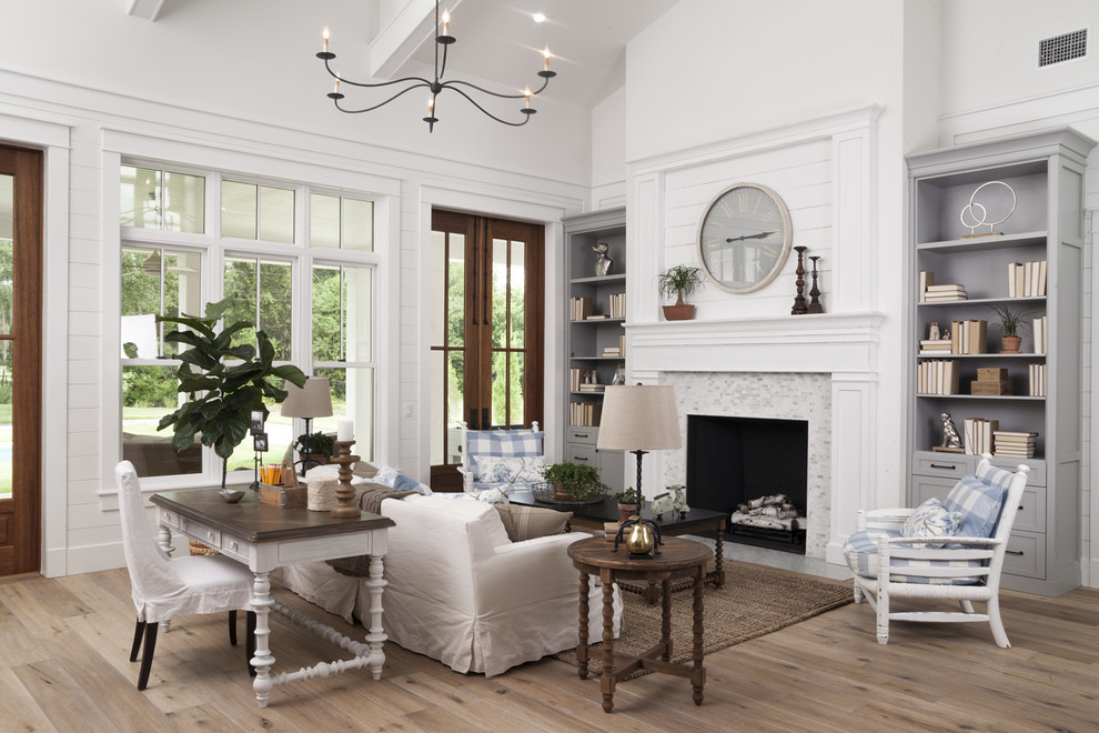 Offenes, Fernseherloses Country Wohnzimmer mit weißer Wandfarbe, braunem Holzboden und Kamin in Tampa