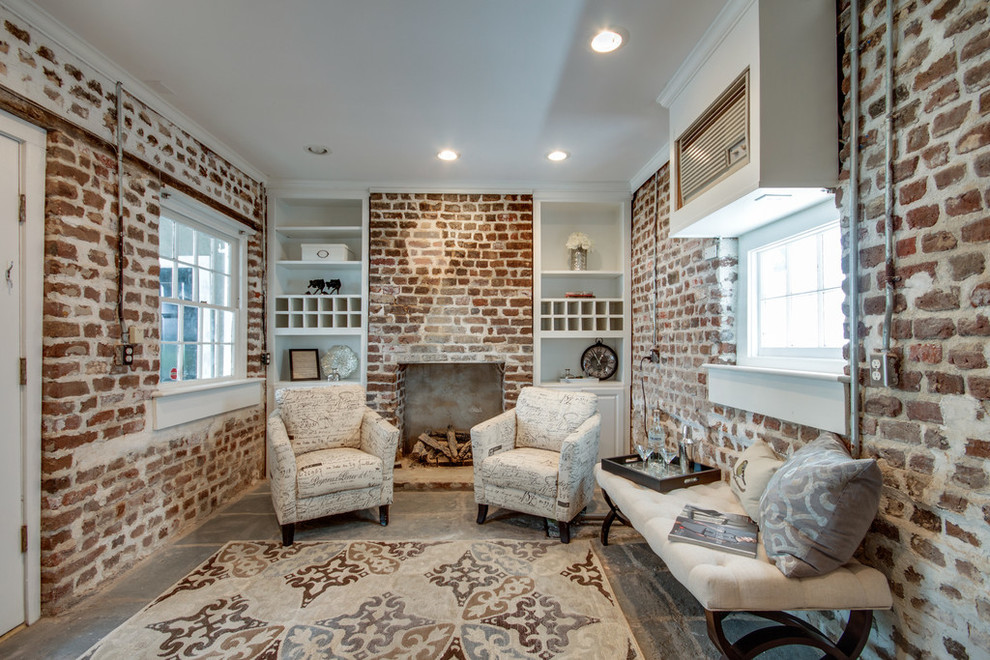 Klassisches Wohnzimmer mit Kamin und Kaminumrandung aus Backstein in Charleston