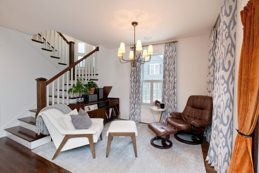 Пример оригинального дизайна: маленькая открытая гостиная комната в стиле кантри с белыми стенами, темным паркетным полом и коричневым полом для на участке и в саду
