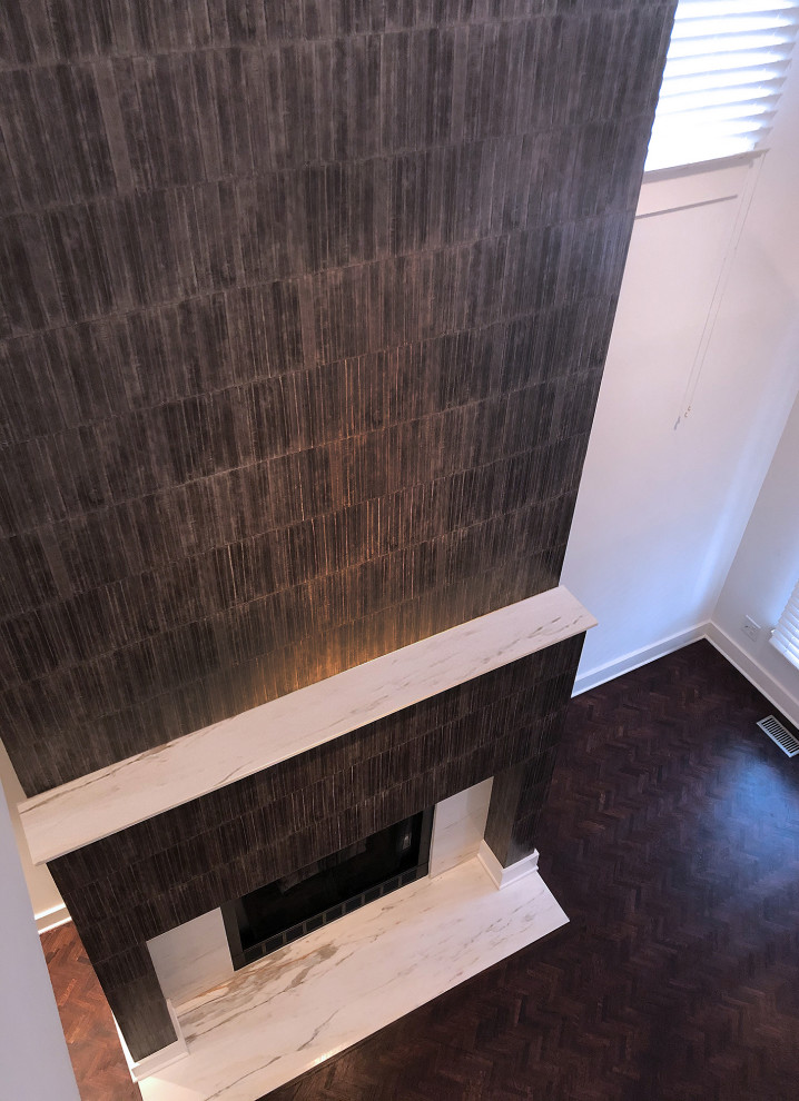 Exempel på ett mellanstort klassiskt loftrum, med vita väggar, mörkt trägolv, en standard öppen spis, en spiselkrans i sten och brunt golv
