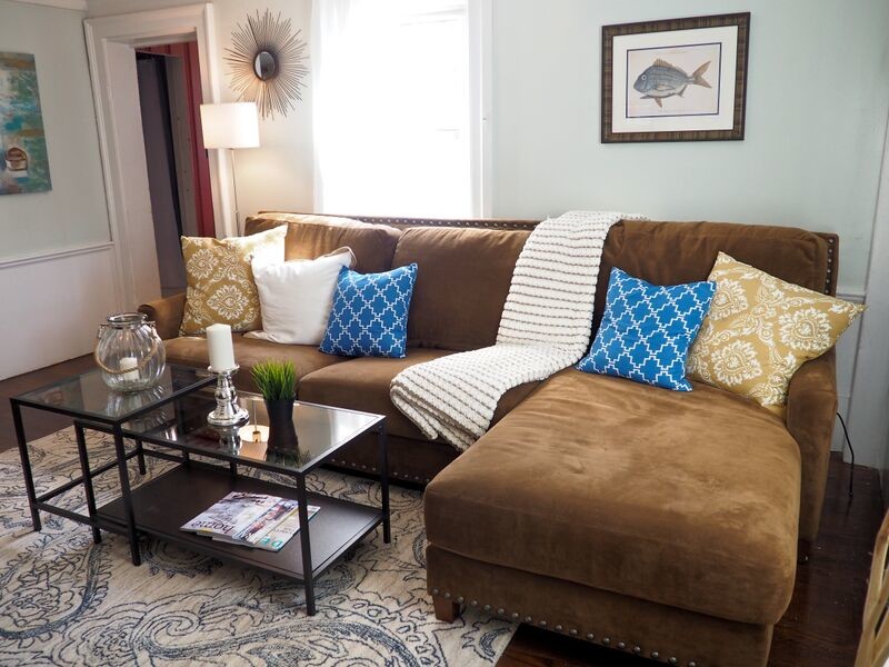 Ispirazione per un soggiorno tradizionale di medie dimensioni e aperto con pareti blu, pavimento in legno massello medio e TV autoportante