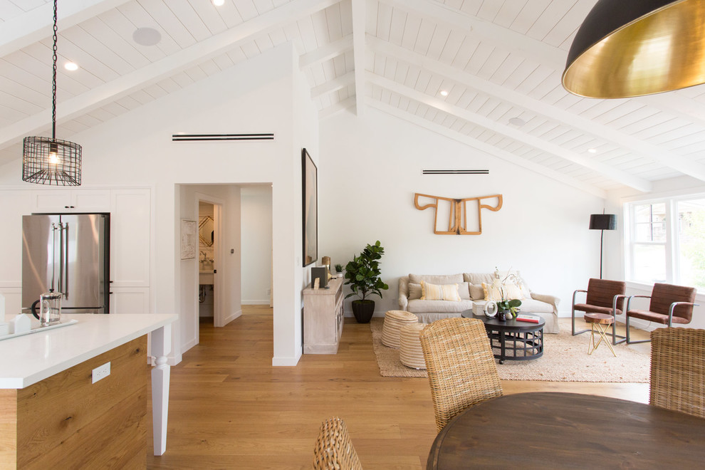 Imagen de salón para visitas abierto de estilo de casa de campo de tamaño medio sin chimenea con paredes blancas y suelo de madera en tonos medios