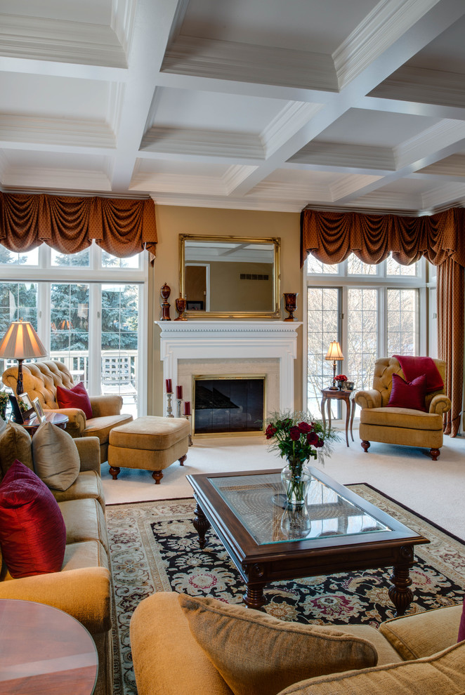 Diseño de salón clásico sin televisor con paredes beige y todas las chimeneas