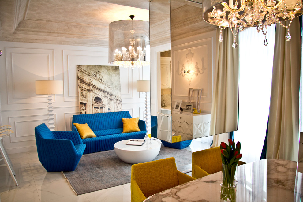 Ejemplo de salón abierto actual de tamaño medio con paredes blancas, suelo de baldosas de porcelana y televisor retractable