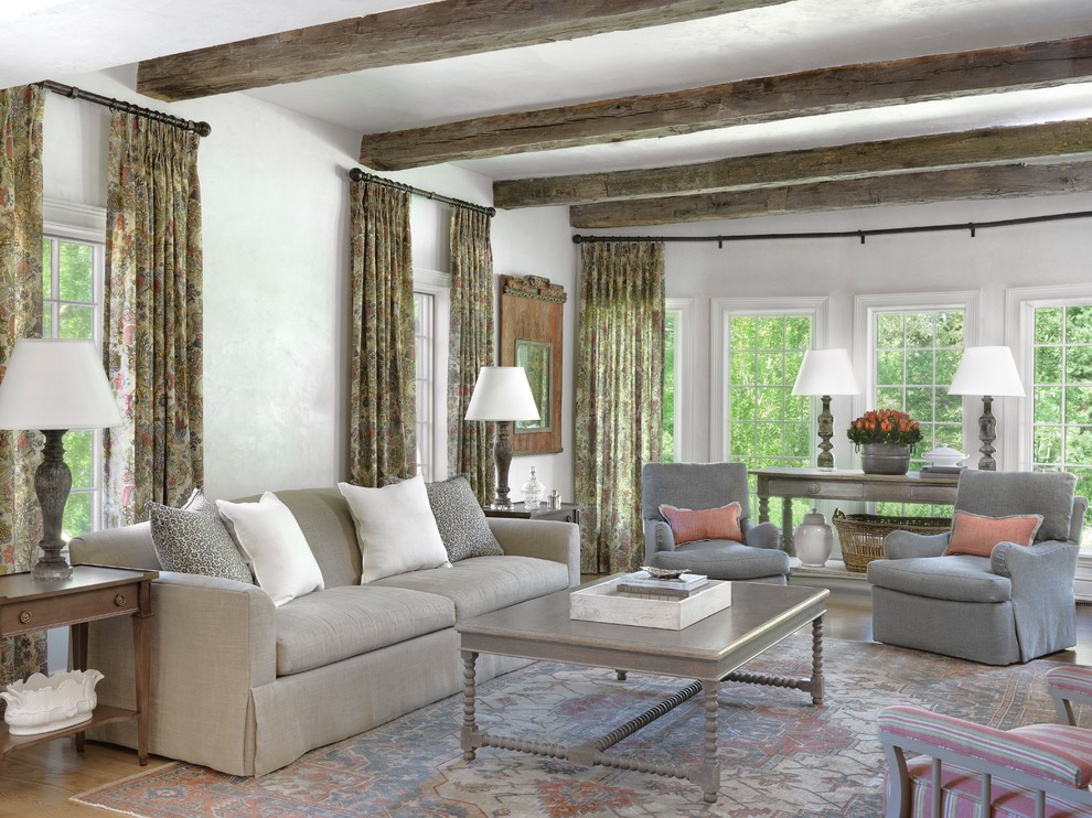 Imagen de salón para visitas romántico con paredes grises y suelo de madera en tonos medios