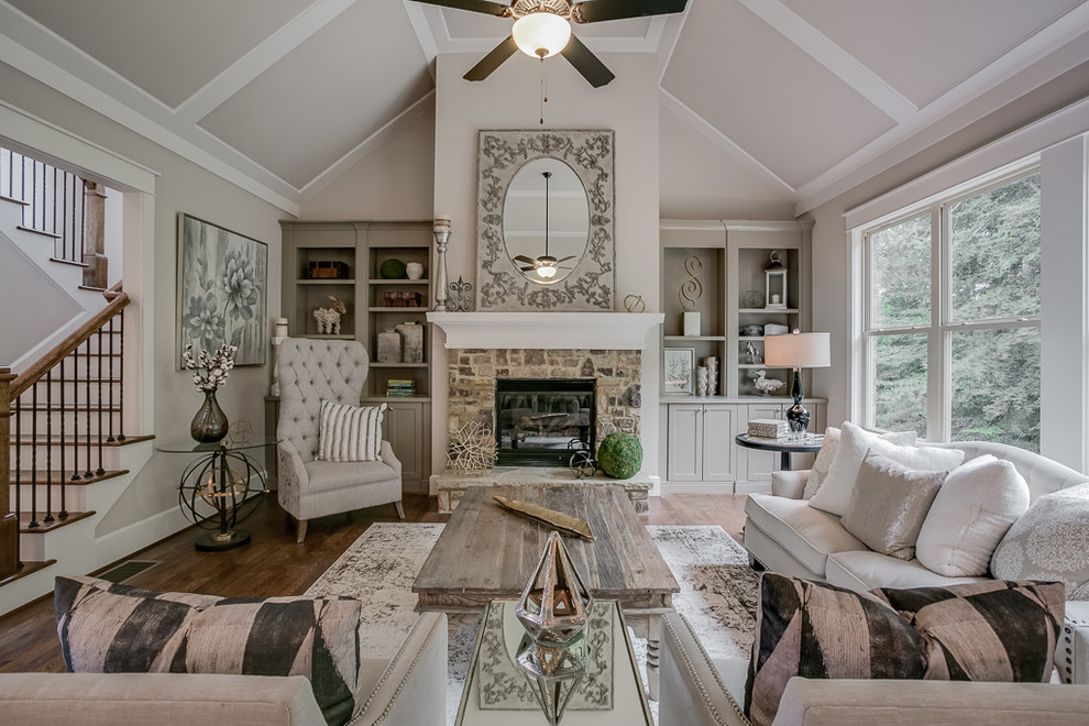 Klassisches Wohnzimmer mit grauer Wandfarbe, Gaskamin, Kaminumrandung aus Backstein und beigem Boden in Atlanta