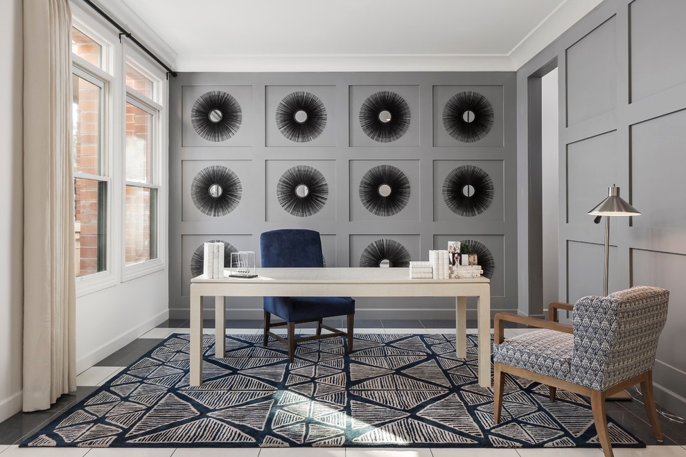Cette image montre un bureau minimaliste avec un mur gris et un sol en calcaire.