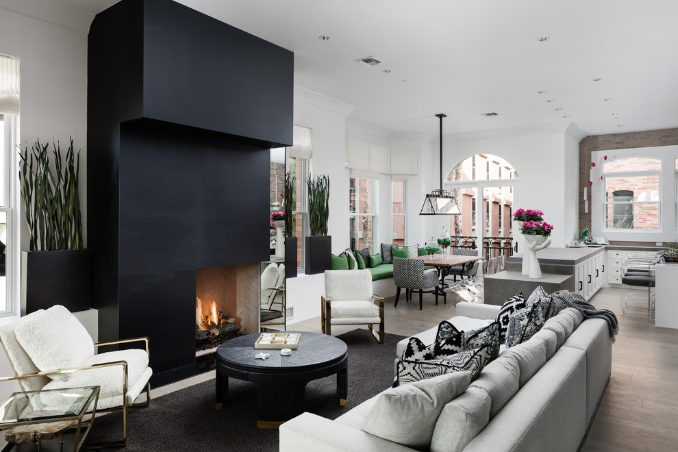 Esempio di un soggiorno minimal aperto con sala formale, pareti nere, pavimento in legno massello medio e tappeto