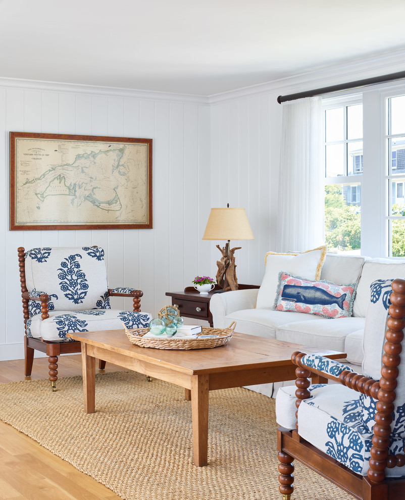Repräsentatives, Offenes Maritimes Wohnzimmer mit weißer Wandfarbe und hellem Holzboden in Boston