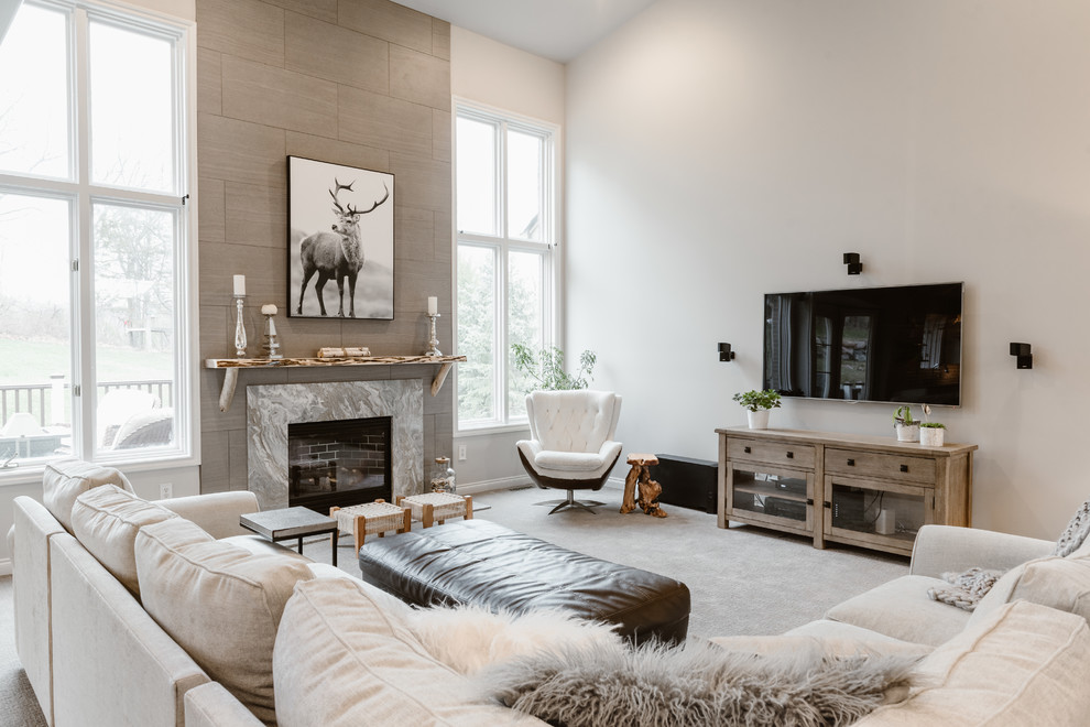 Свежая идея для дизайна: открытая гостиная комната в стиле кантри с серыми стенами, ковровым покрытием, стандартным камином, телевизором на стене и серым полом - отличное фото интерьера