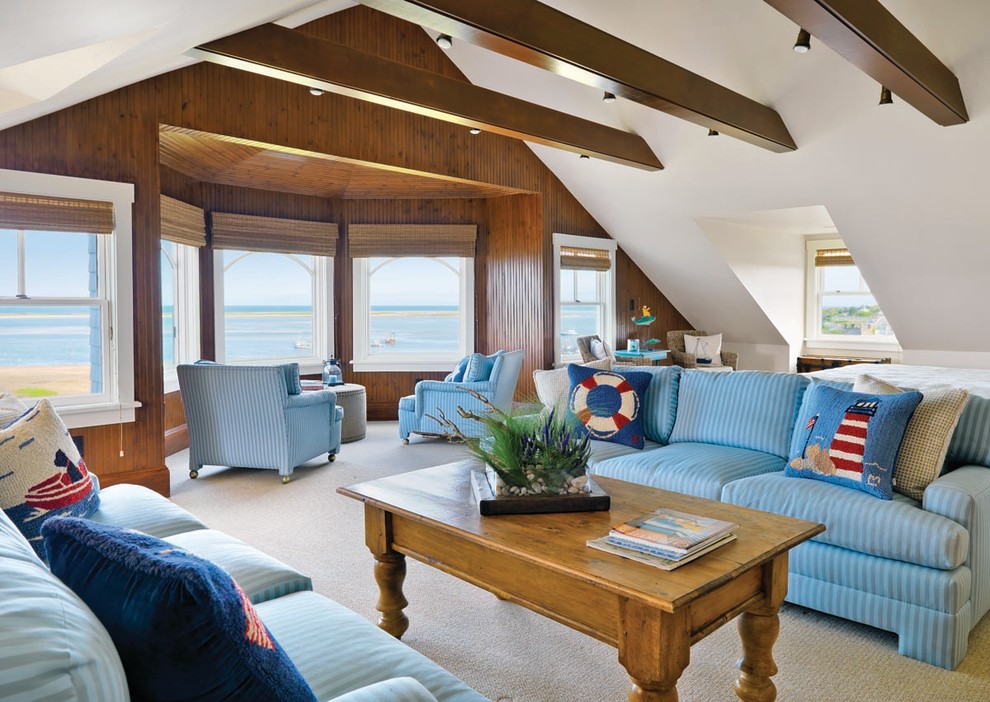 Пример оригинального дизайна: большая гостиная комната в морском стиле с белыми стенами, ковровым покрытием и синим диваном без камина, телевизора