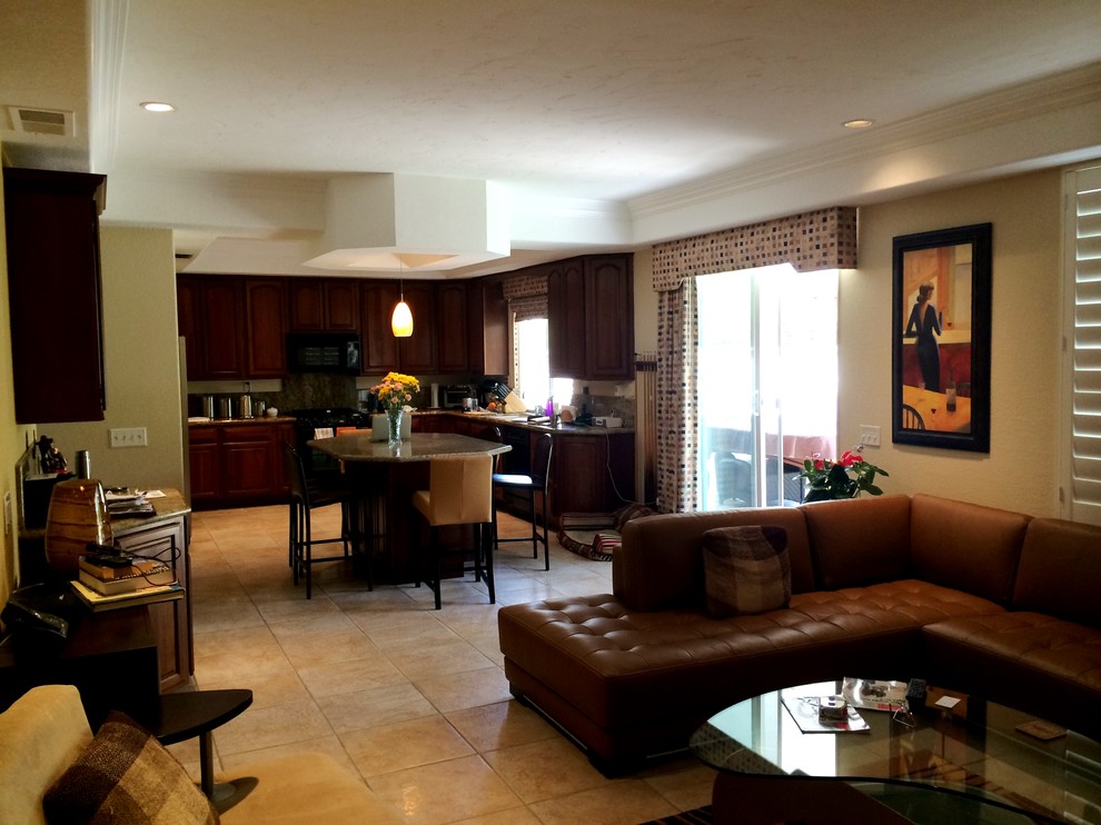 На фото: изолированная гостиная комната среднего размера в стиле модернизм с разноцветными стенами, полом из керамогранита, стандартным камином, фасадом камина из штукатурки, телевизором на стене и бежевым полом с
