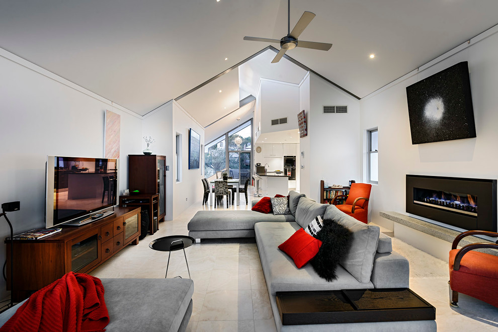 Offenes Modernes Wohnzimmer mit weißer Wandfarbe, Gaskamin, freistehendem TV und Travertin in Perth