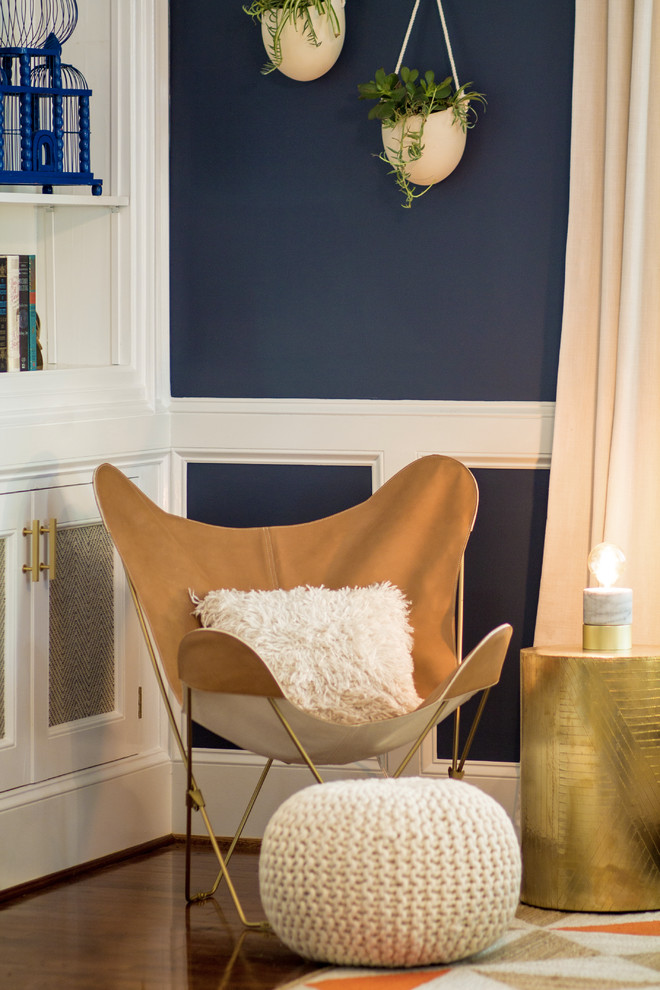 Inspiration pour un salon vintage avec un mur bleu et parquet foncé.