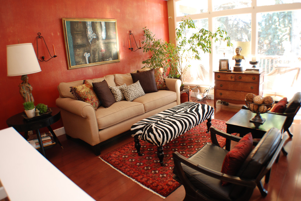 Bild på ett eklektiskt vardagsrum, med röda väggar