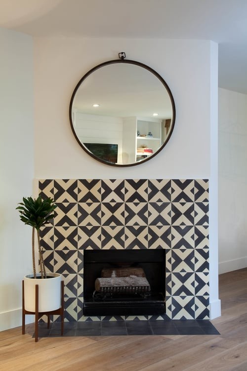 Geräumiges, Offenes Modernes Wohnzimmer mit gefliester Kaminumrandung, weißer Wandfarbe, hellem Holzboden und Eckkamin in San Francisco