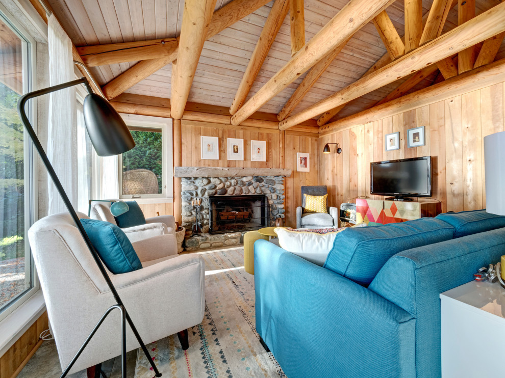 Aménagement d'un salon montagne avec un mur marron, une cheminée standard, un manteau de cheminée en pierre et un téléviseur indépendant.