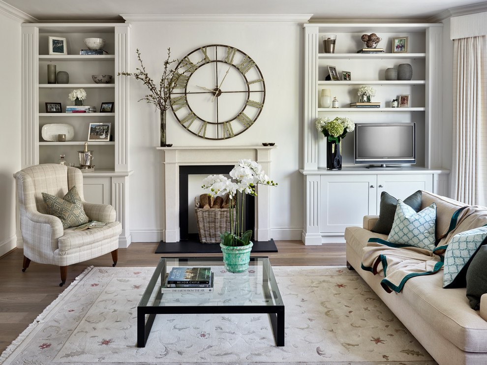 Mittelgroßes, Repräsentatives Klassisches Wohnzimmer mit weißer Wandfarbe, Kaminumrandung aus Metall, freistehendem TV, braunem Boden und braunem Holzboden in London