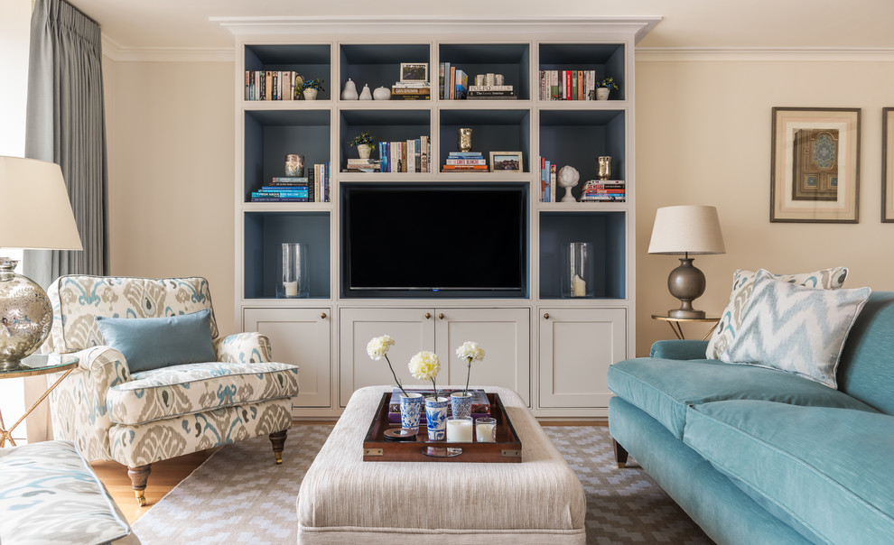 Foto di un soggiorno classico con pareti beige, parquet chiaro e parete attrezzata