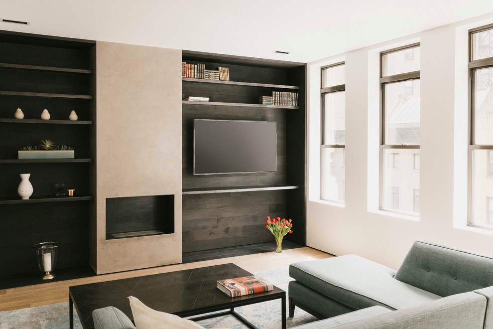 Exempel på ett mellanstort modernt allrum med öppen planlösning, med vita väggar, ljust trägolv, en standard öppen spis, en spiselkrans i gips och en väggmonterad TV