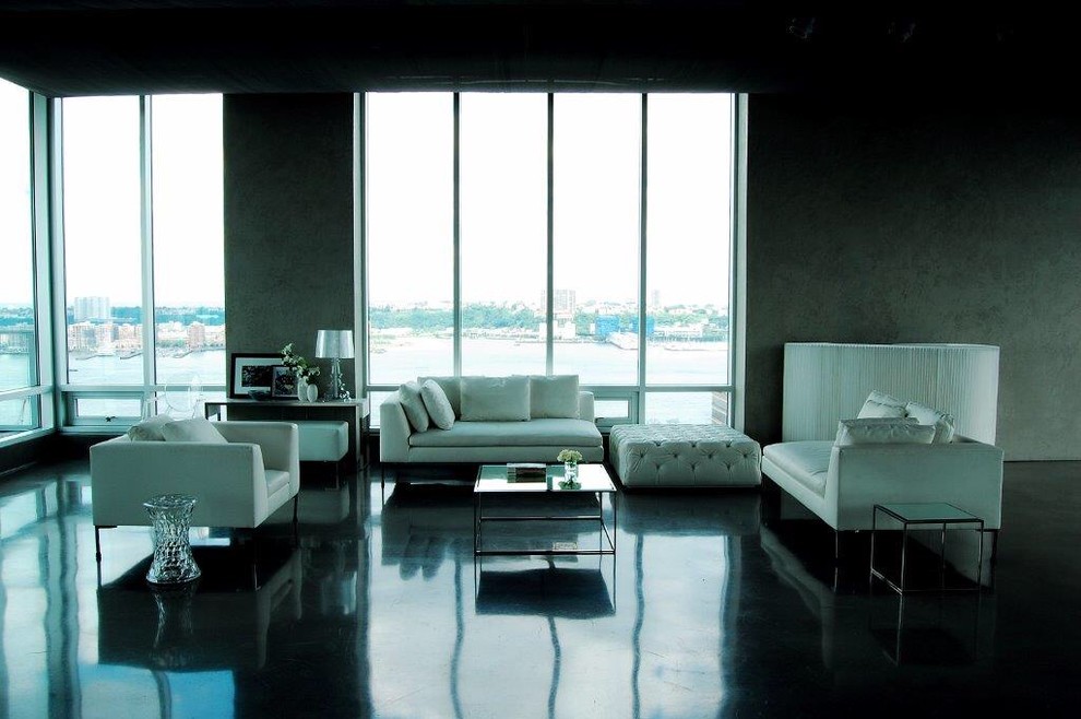 На фото: большая открытая гостиная комната в современном стиле с серыми стенами