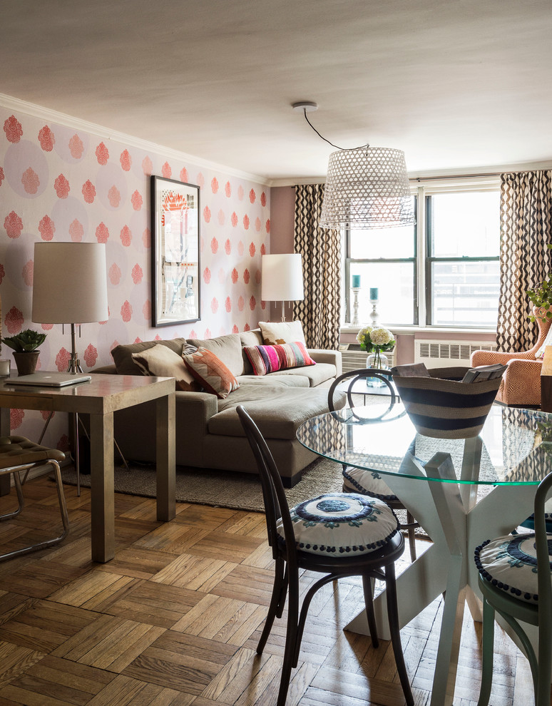 Mittelgroßes, Abgetrenntes Modernes Wohnzimmer mit lila Wandfarbe, hellem Holzboden und freistehendem TV in New York