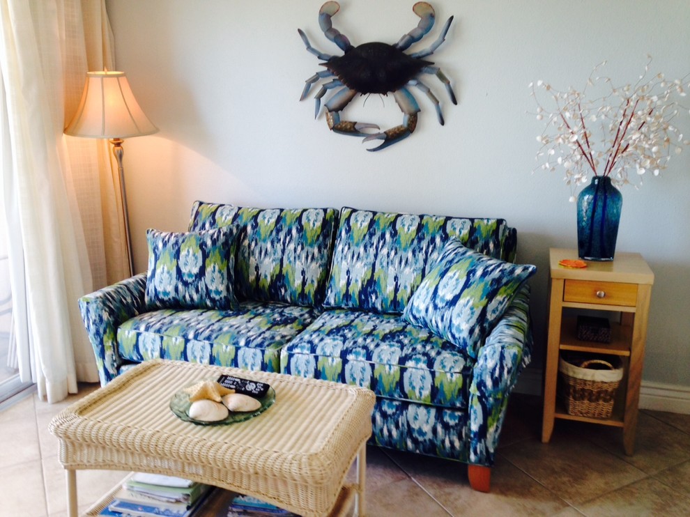 Esempio di un piccolo soggiorno stile marinaro chiuso con pareti bianche, pavimento con piastrelle in ceramica e nessuna TV