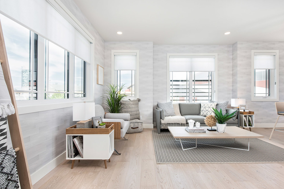 Idéer för mellanstora minimalistiska loftrum, med ett finrum, vita väggar, ljust trägolv och beiget golv
