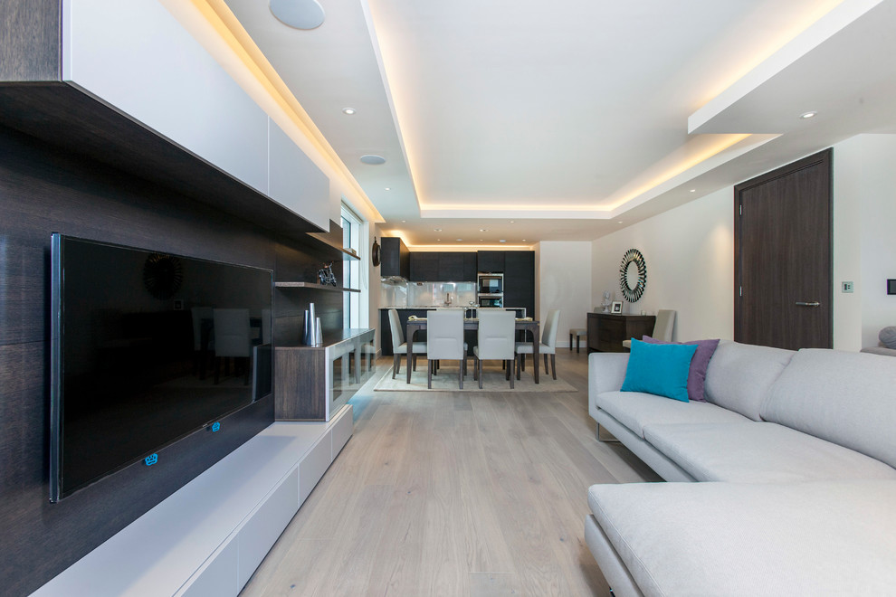 Стильный дизайн: открытая гостиная комната среднего размера в современном стиле с белыми стенами и коричневым полом - последний тренд