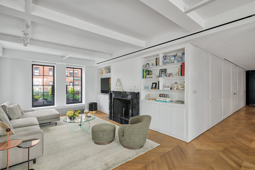 Mittelgroßes, Offenes Modernes Wohnzimmer mit weißer Wandfarbe, braunem Holzboden, Kamin, Kaminumrandung aus Stein, Multimediawand und braunem Boden in New York